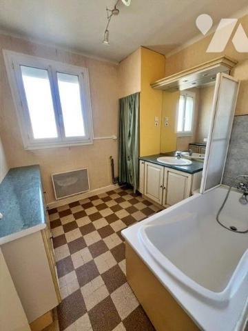 Maison d'habitation avec garage et jardin