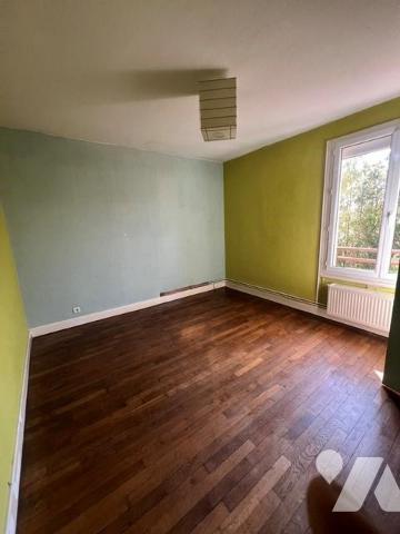 Maison d'habitation avec garage et jardin