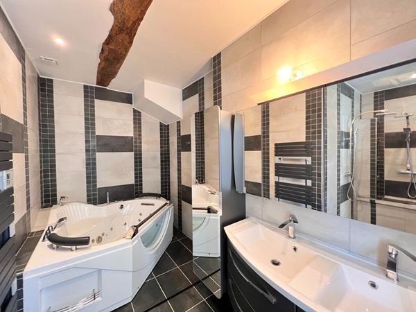 NOAILLES PROCHE MAISON LONGERE, 8 PIECES- SEJOUR TRIPLE-5 CHAMBRES- DEPENDANCE-JARDIN