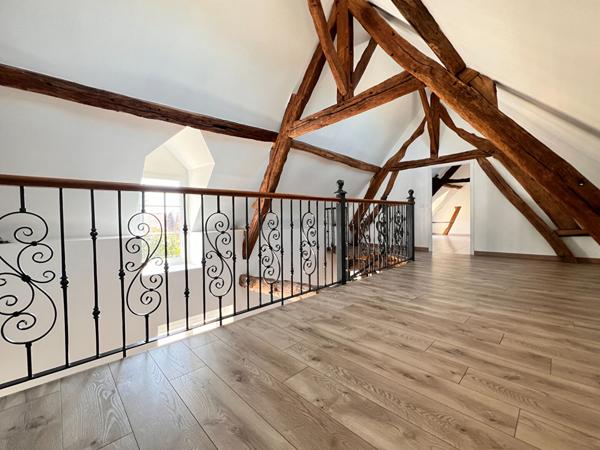 NOAILLES PROCHE MAISON LONGERE, 8 PIECES- SEJOUR TRIPLE-5 CHAMBRES- DEPENDANCE-JARDIN