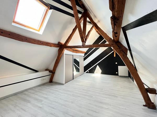 NOAILLES PROCHE MAISON LONGERE, 8 PIECES- SEJOUR TRIPLE-5 CHAMBRES- DEPENDANCE-JARDIN