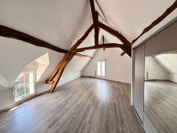 NOAILLES PROCHE MAISON LONGERE, 8 PIECES- SEJOUR TRIPLE-5 CHAMBRES- DEPENDANCE-JARDIN