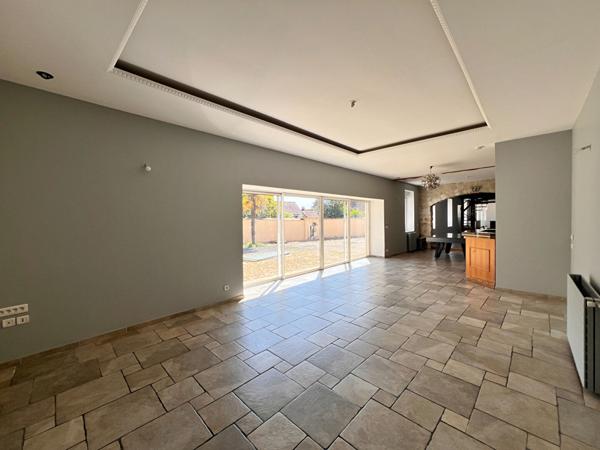 NOAILLES PROCHE MAISON LONGERE, 8 PIECES- SEJOUR TRIPLE-5 CHAMBRES- DEPENDANCE-JARDIN