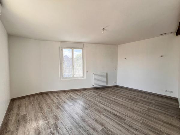 NOAILLES PROCHE MAISON LONGERE, 8 PIECES- SEJOUR TRIPLE-5 CHAMBRES- DEPENDANCE-JARDIN