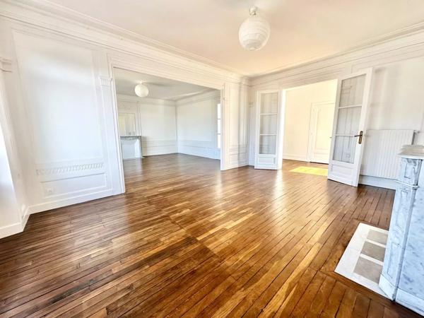 RARE À LA VENTE – Magnifique appartement haussmannien entièrement rénové en 2024