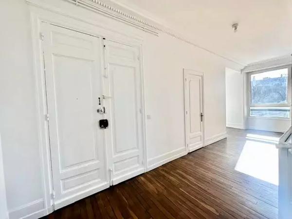 RARE À LA VENTE – Magnifique appartement haussmannien entièrement rénové en 2024