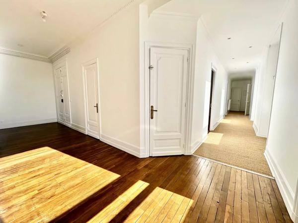 RARE À LA VENTE – Magnifique appartement haussmannien entièrement rénové en 2024