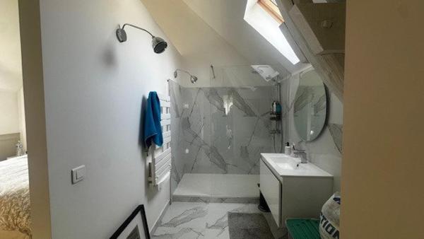 Découvrez cette charmante maison de plain pied, allian matériaux raffinés et confort absolu