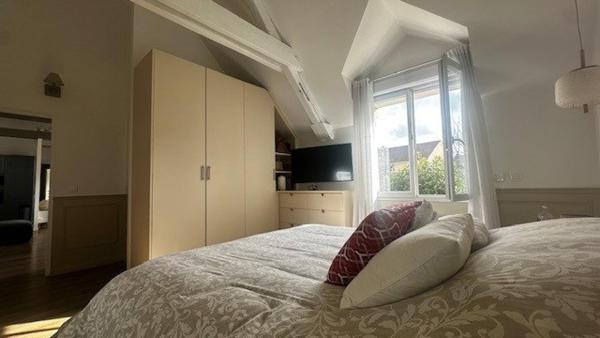 Découvrez cette charmante maison de plain pied, allian matériaux raffinés et confort absolu