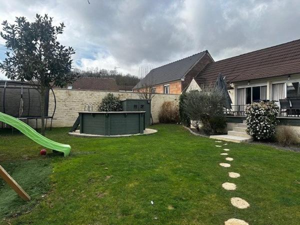 Découvrez cette charmante maison de plain pied, allian matériaux raffinés et confort absolu