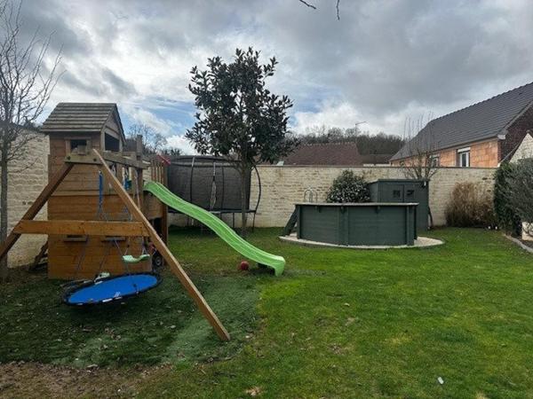 Découvrez cette charmante maison de plain pied, allian matériaux raffinés et confort absolu