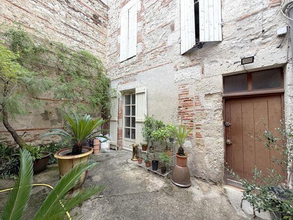 AGEN CENTRE VILLLE - Immeuble de 180 m² à vendre comprenant 6 appartements, une cave, une cour extérieur et des combles aménageables.