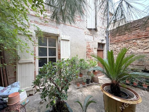 AGEN CENTRE VILLLE - Immeuble de 180 m² à vendre comprenant 6 appartements, une cave, une cour extérieur et des combles aménageables.
