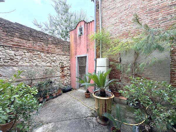 AGEN CENTRE VILLLE - Immeuble de 180 m² à vendre comprenant 6 appartements, une cave, une cour extérieur et des combles aménageables.