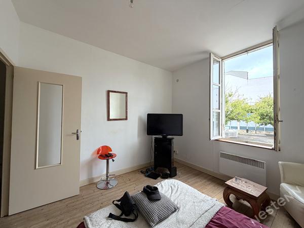 AGEN CENTRE VILLLE - Immeuble de 180 m² à vendre comprenant 6 appartements, une cave, une cour extérieur et des combles aménageables.