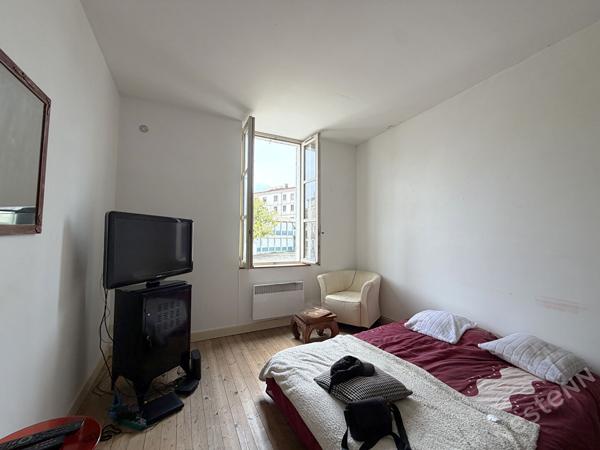 AGEN CENTRE VILLLE - Immeuble de 180 m² à vendre comprenant 6 appartements, une cave, une cour extérieur et des combles aménageables.