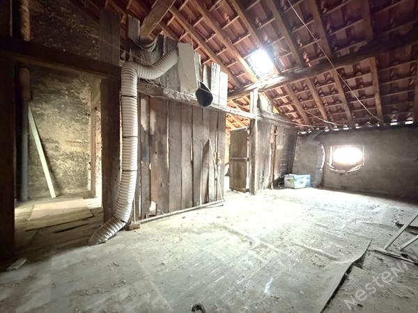 AGEN CENTRE VILLLE - Immeuble de 180 m² à vendre comprenant 6 appartements, une cave, une cour extérieur et des combles aménageables.