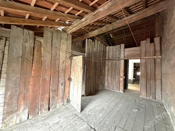 AGEN CENTRE VILLLE - Immeuble de 180 m² à vendre comprenant 6 appartements, une cave, une cour extérieur et des combles aménageables.