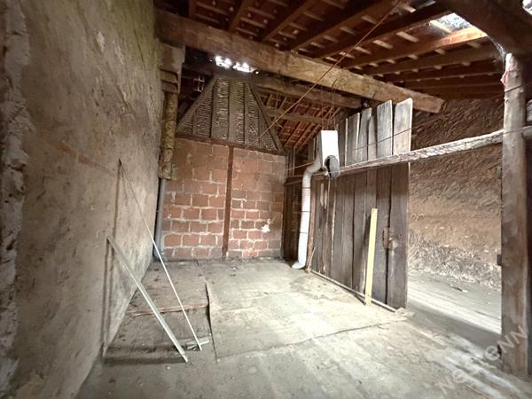 AGEN CENTRE VILLLE - Immeuble de 180 m² à vendre comprenant 6 appartements, une cave, une cour extérieur et des combles aménageables.