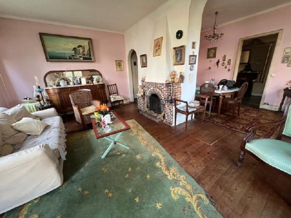 Rte de Paris - Maison ancienne avec cachet à rénover. Quatre chambres, jardin, garage et dépendance.