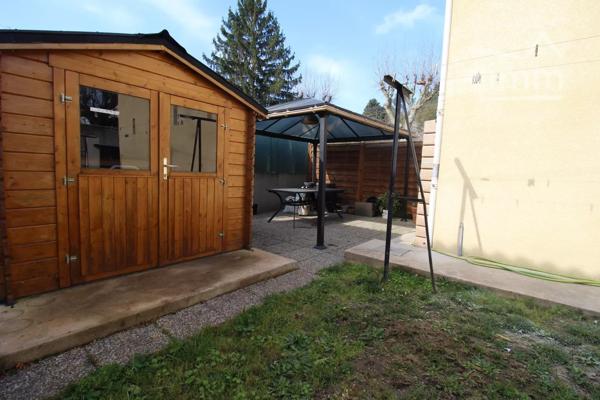 A vendre une maison de 134 m² habitables avec un logement indépendant. Entièrement rénovée entre 2018 et 2022.