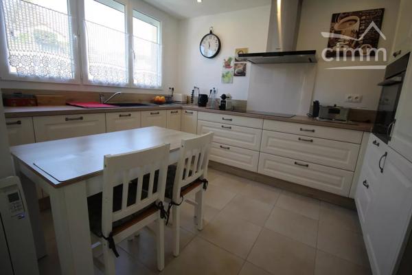 A vendre une maison de 134 m² habitables avec un logement indépendant. Entièrement rénovée entre 2018 et 2022.