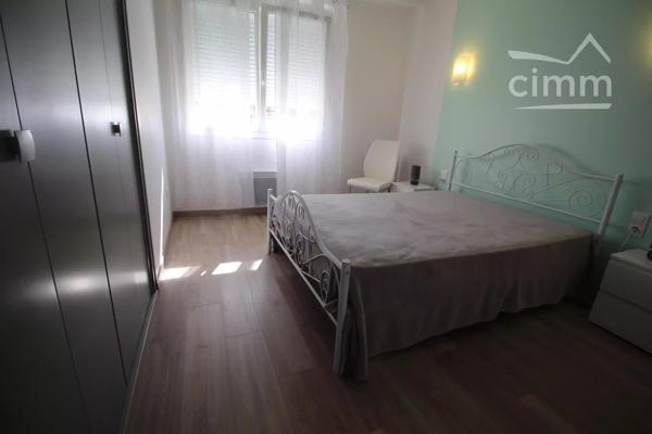 A vendre une maison de 134 m² habitables avec un logement indépendant. Entièrement rénovée entre 2018 et 2022.