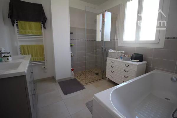 A vendre une maison de 134 m² habitables avec un logement indépendant. Entièrement rénovée entre 2018 et 2022.