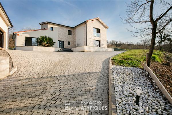 Contemporaine avec vue, piscine et parc boisé