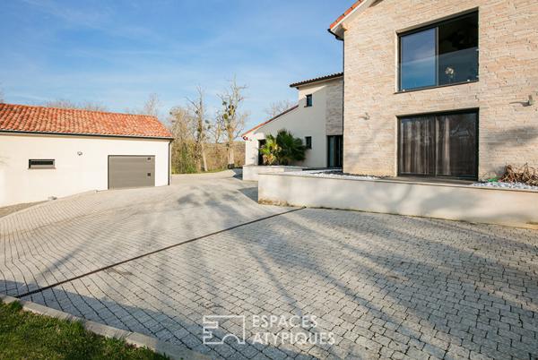 Contemporaine avec vue, piscine et parc boisé