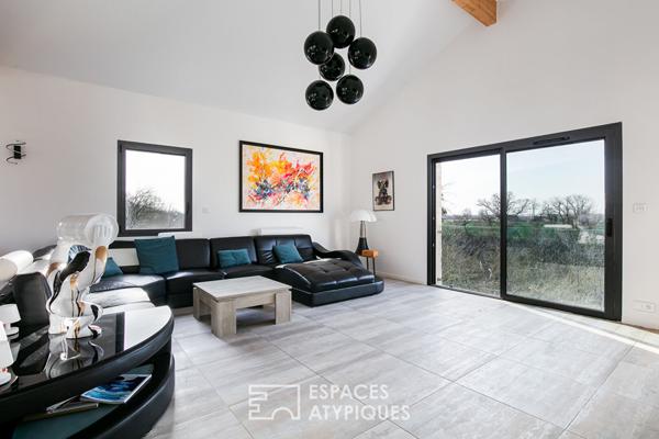 Contemporaine avec vue, piscine et parc boisé