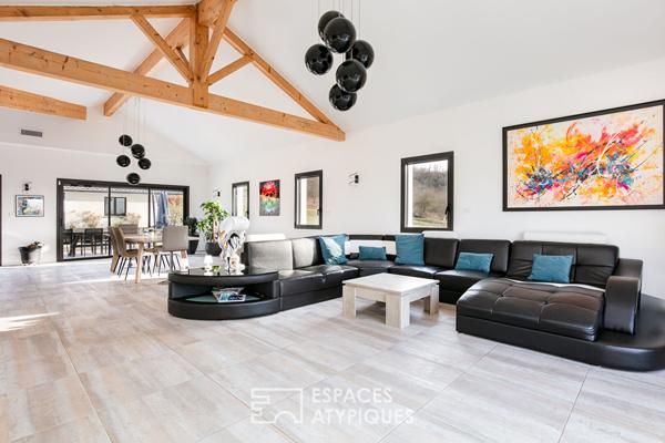 Contemporaine avec vue, piscine et parc boisé