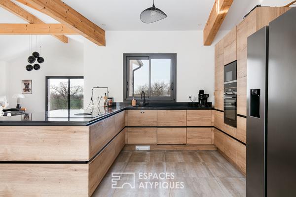 Contemporaine avec vue, piscine et parc boisé