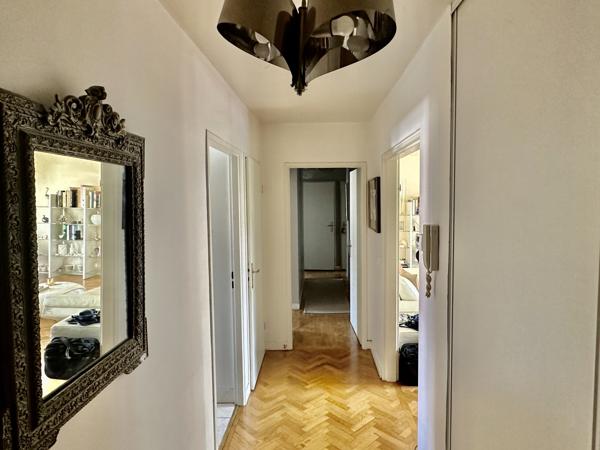 Appartement
         4 pièces
        - 99 m² Bien prestige 890 000 € *