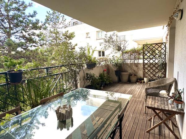 Appartement
         4 pièces
        - 99 m² Bien prestige 890 000 € *