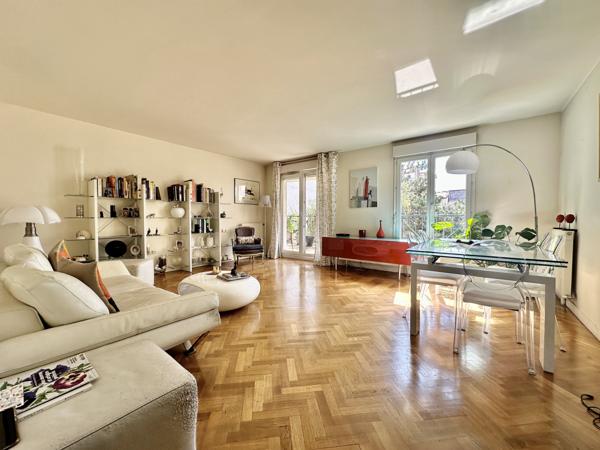 Appartement
         4 pièces
        - 99 m² Bien prestige 890 000 € *