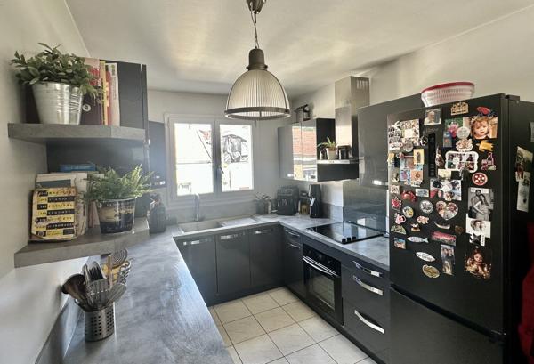 Appartement
         4 pièces
        - 99 m² Bien prestige 890 000 € *