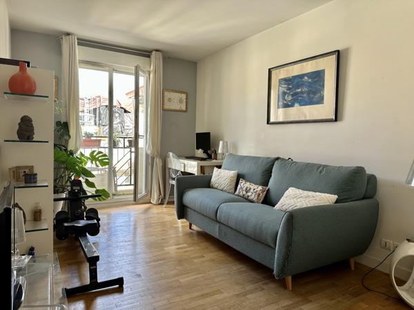 Appartement
         4 pièces
        - 99 m² Bien prestige 890 000 € *