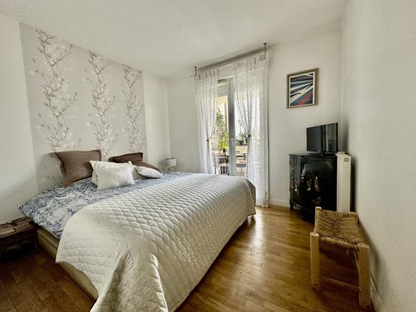 Appartement
         4 pièces
        - 99 m² Bien prestige 890 000 € *