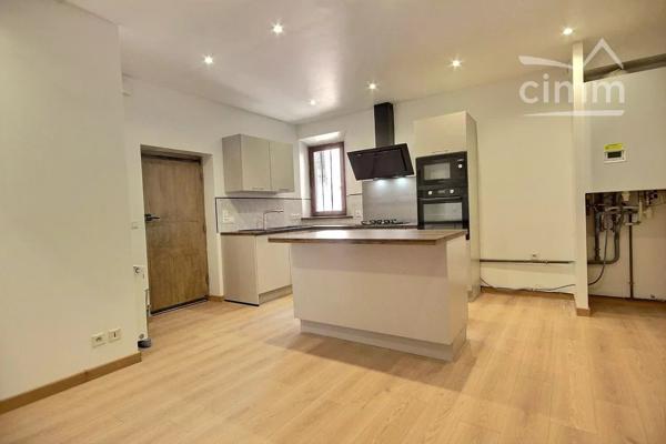 Au centre du village, dans la rue commerçante, appartement T4 à louer.