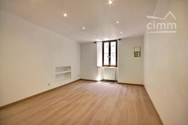 Au centre du village, dans la rue commerçante, appartement T4 à louer.