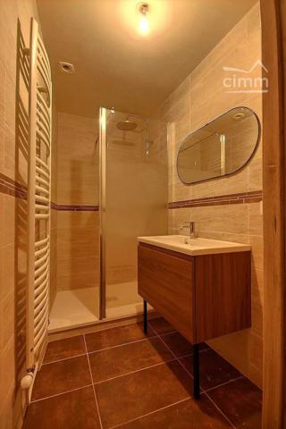 Au centre du village, dans la rue commerçante, appartement T4 à louer.