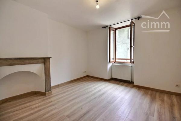 Au centre du village, dans la rue commerçante, appartement T4 à louer.