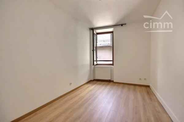 Au centre du village, dans la rue commerçante, appartement T4 à louer.
