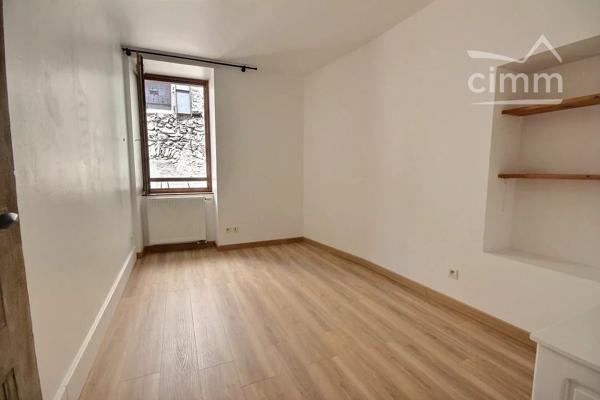 Au centre du village, dans la rue commerçante, appartement T4 à louer.