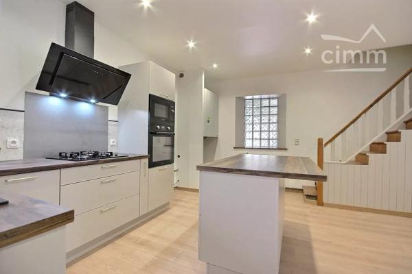 Au centre du village, dans la rue commerçante, appartement T4 à louer.