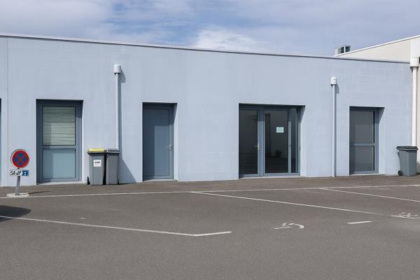 EMPLACEMENT STRATÉGIQUE POUR BUREAUX OU ACTIVITÉ COMMERCIALE AU CŒUR DE TERRE DE SPORT