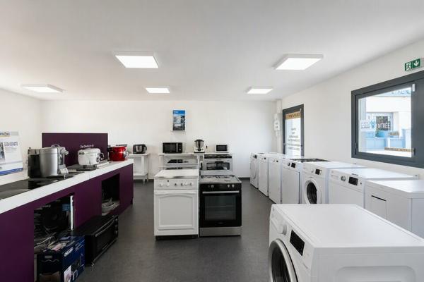 EMPLACEMENT STRATÉGIQUE POUR BUREAUX OU ACTIVITÉ COMMERCIALE AU CŒUR DE TERRE DE SPORT