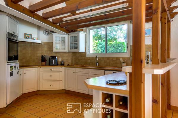 Entre pins et étang, une maison à réinventer