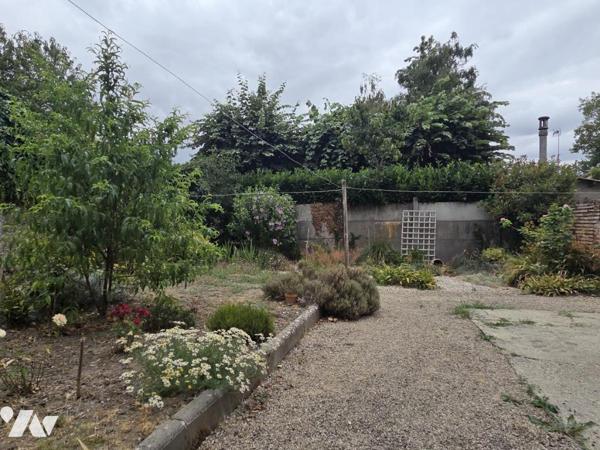 Maison de ville, deux chambres, jardin et garage